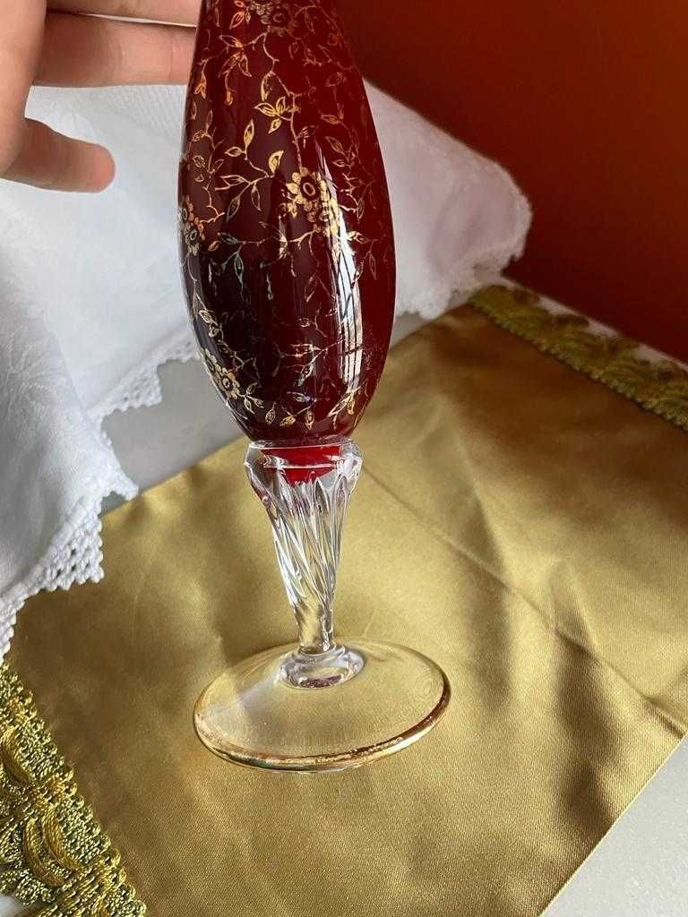 Vaso vermelho em trabalho dourado com pintura flores.