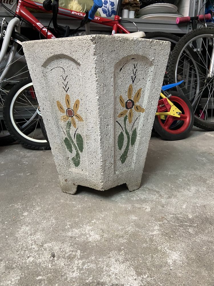 Vaso de cimento com flores