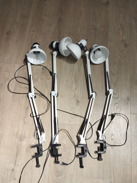 Лампа настільна біла на струбціні.