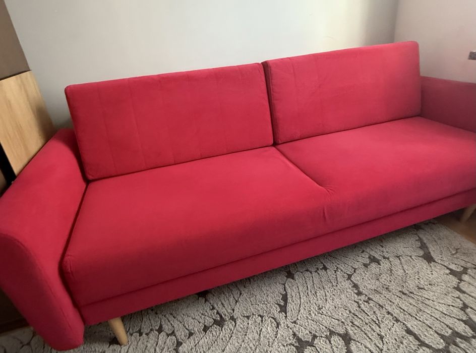 Rozkladana różowa sofa