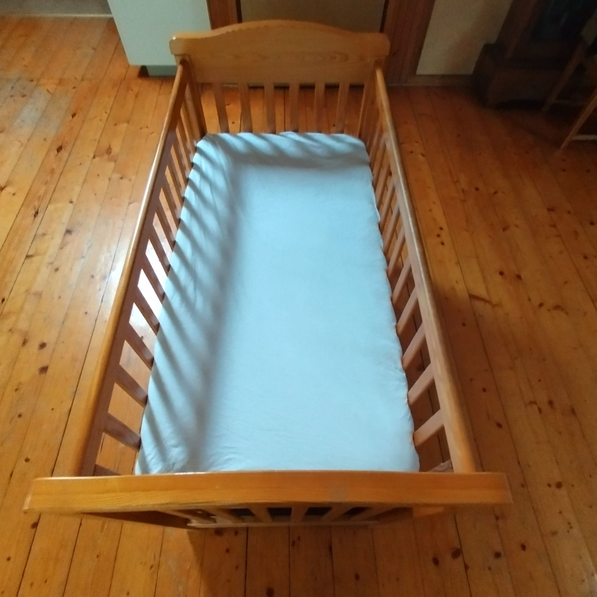 Solidne drewniane łóżeczko dziecięce
