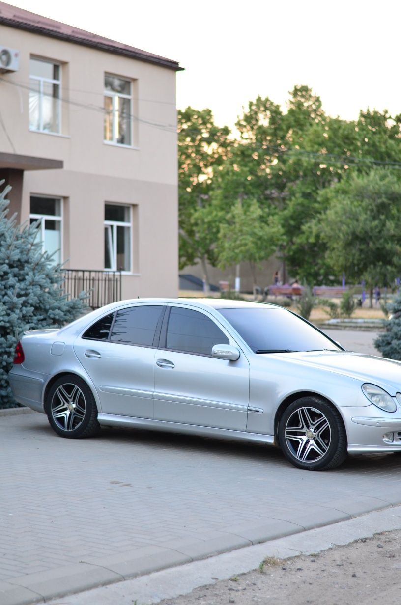 Mercedes-Benz W211