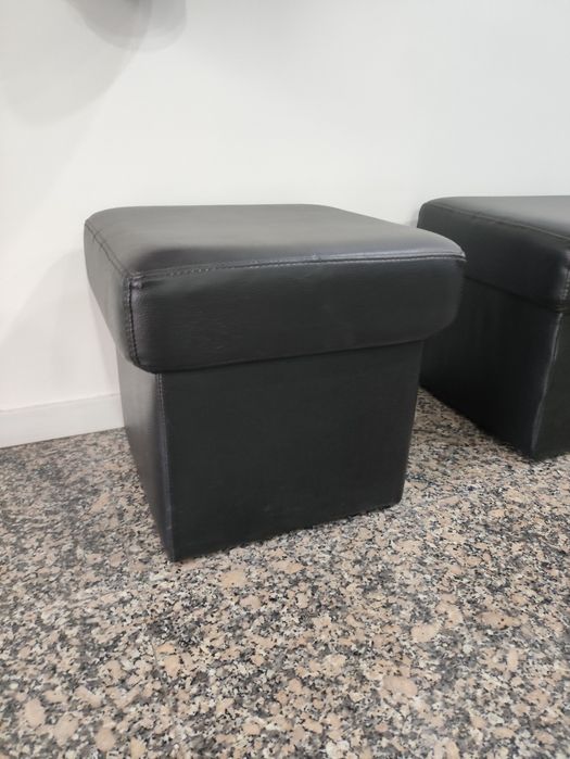 Pufes em pele sintética