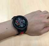 Smartwatch monitor de frequência cardíaca resistente a água.