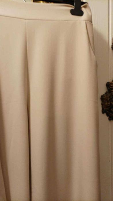 Nowy garnitur damski z najnowszej kolekcji, bezowy.