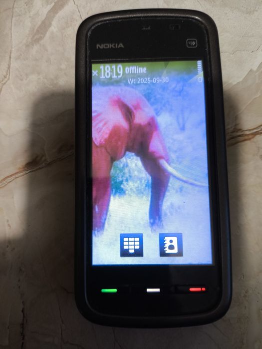 Komórka Nokia 5230 z ładowarką.