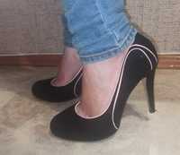 Продам польські чорні замшеві туфлі на каблуках 37 розміру