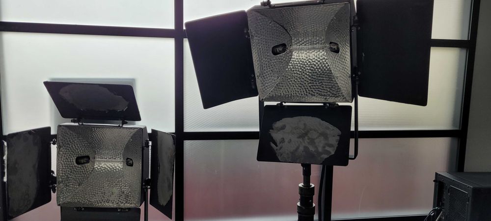 2 Projectores de Luz 1000W c/ Tripés e Mala