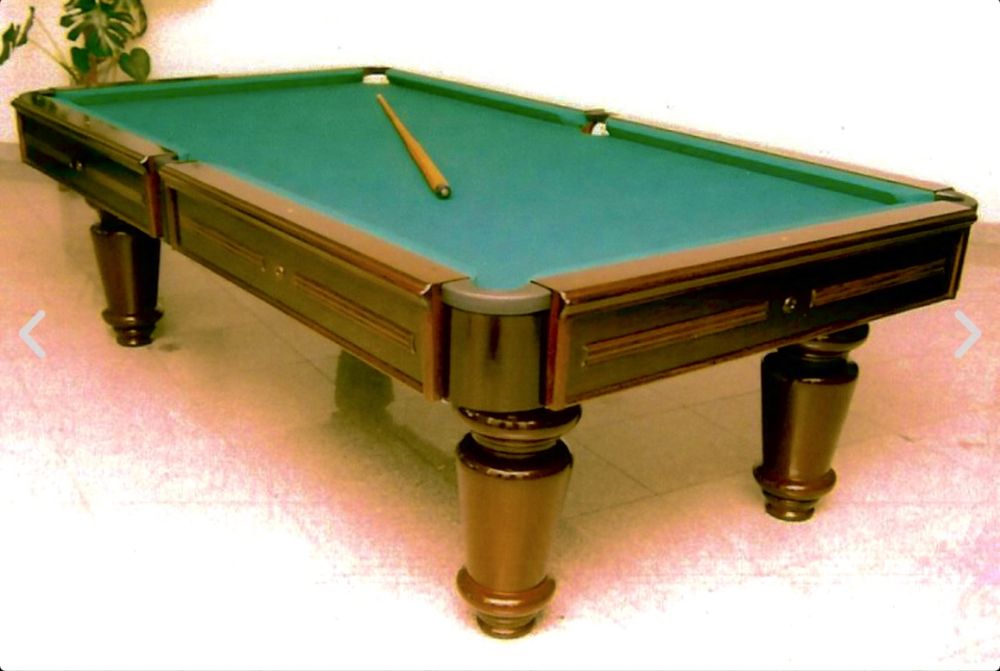 Mesa de bilhar com conjunto de bolas 3 Tacos e 1 Rabeca