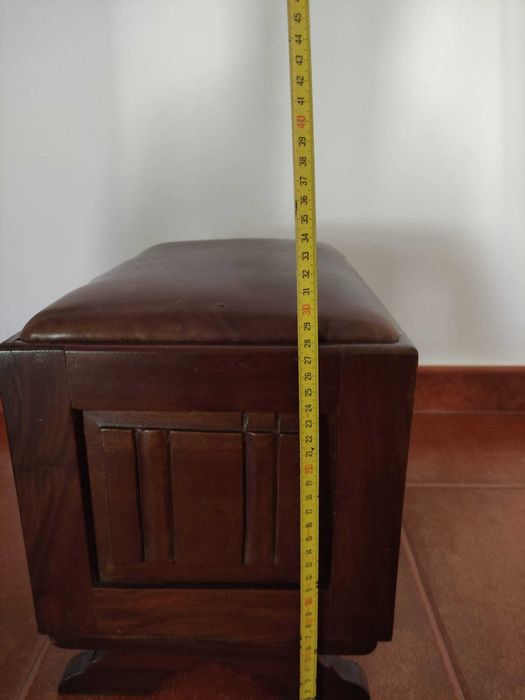 Banco Decorativo Vintage em Madeira com Estofo em Pele