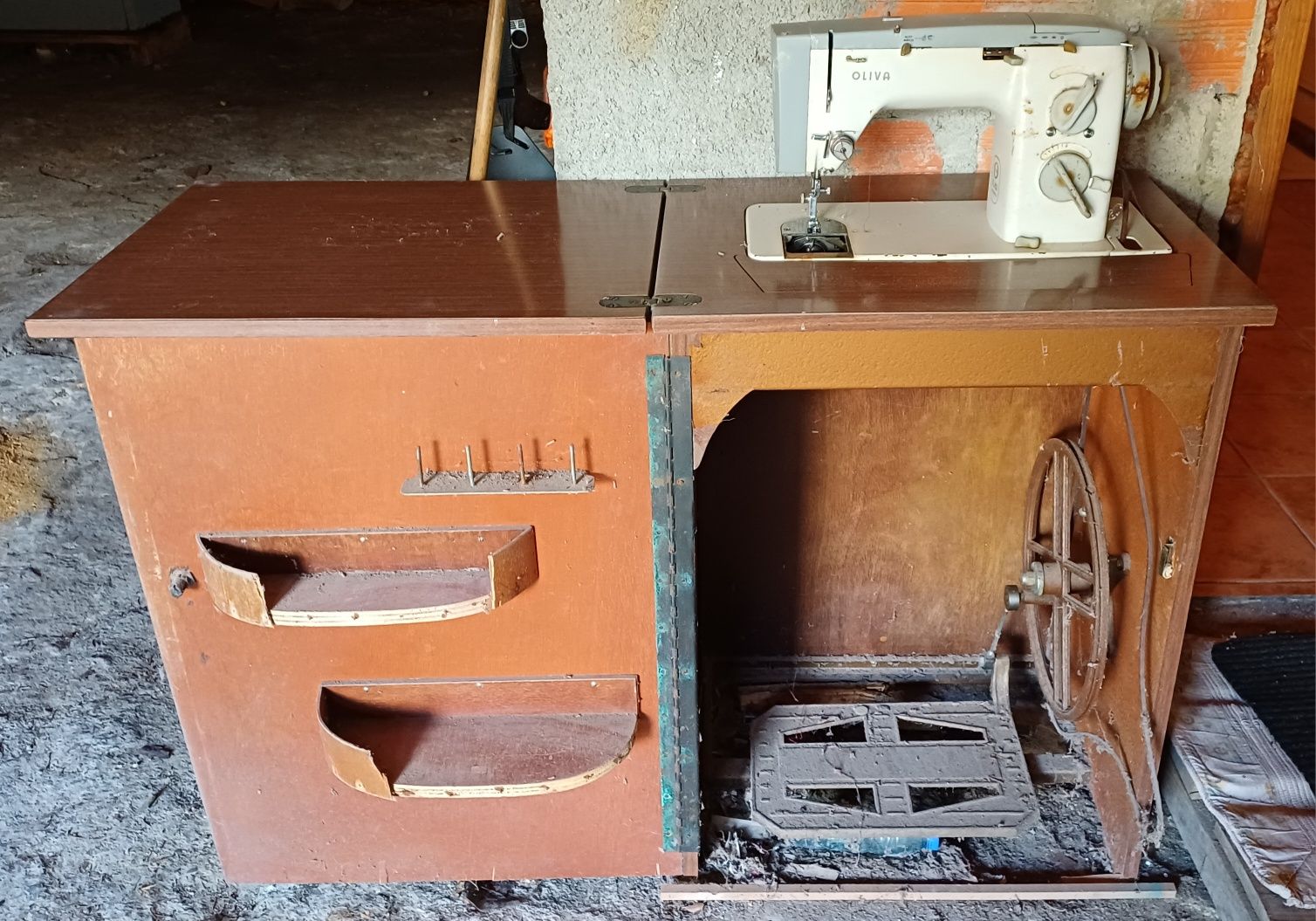 Máquina costura com móvel
