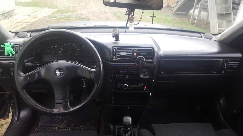 Opel Vectra A 1.8 93-й рік поТ/П на ходу обмін на мото на обмін не їду