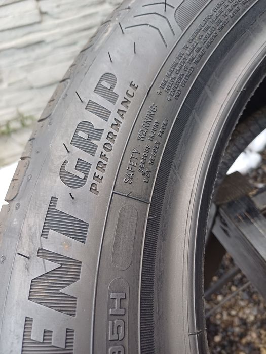 215/55/18 Sprzedam parę opon letnich Goodyear