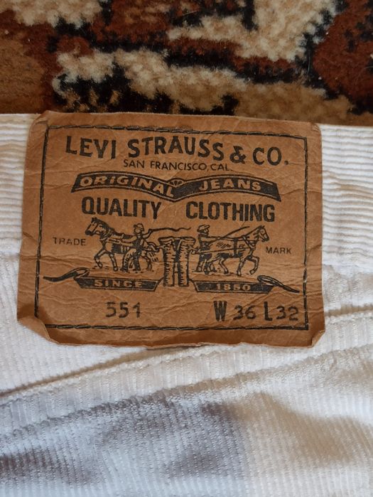 Вельветовые джинсы от фирмы Levi's 551