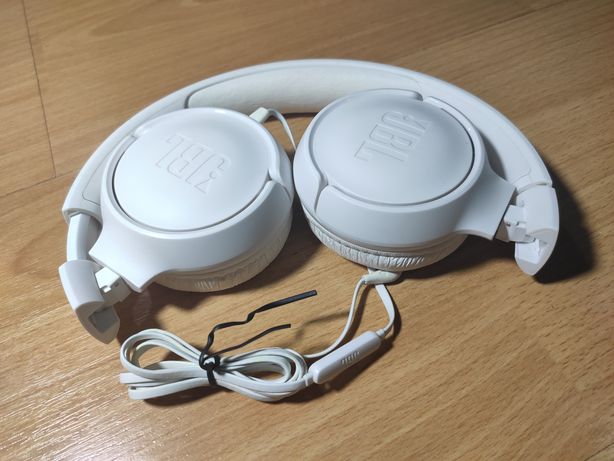 Białe słuchawki JBL tune 500