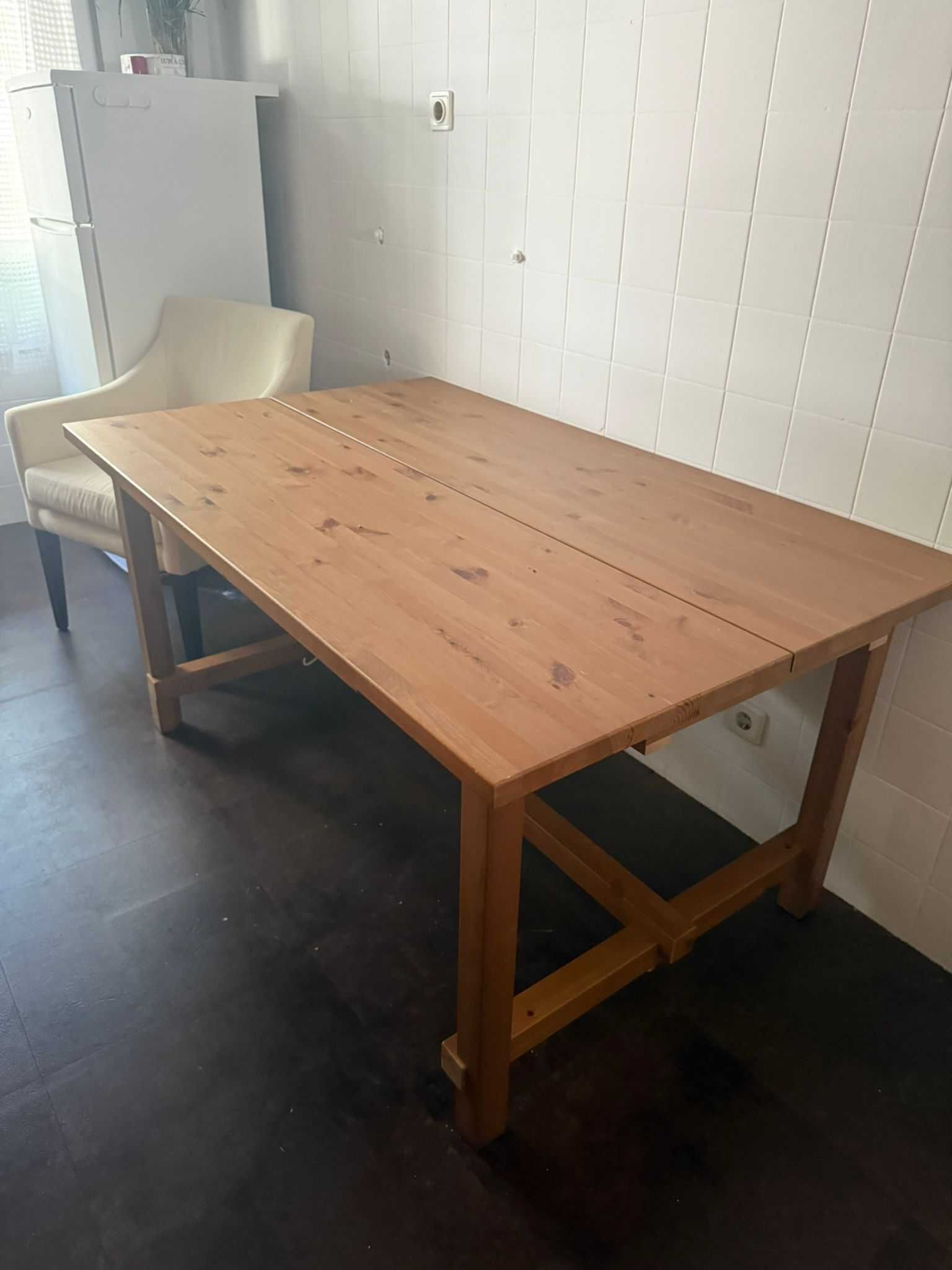 Mesa de jantar extensível em madeira maciça