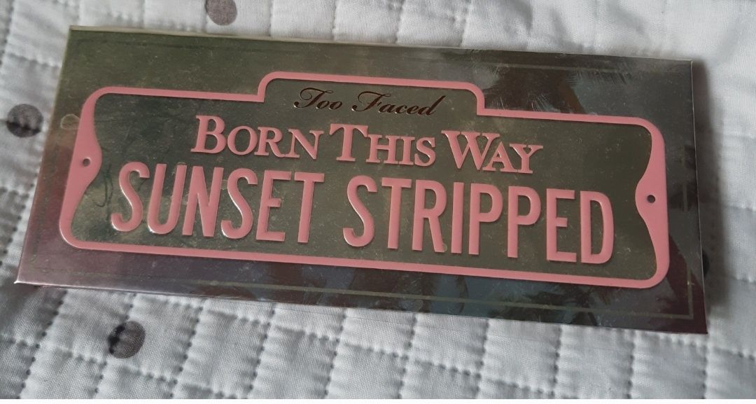 Too Faced paleta cieni Born This Way