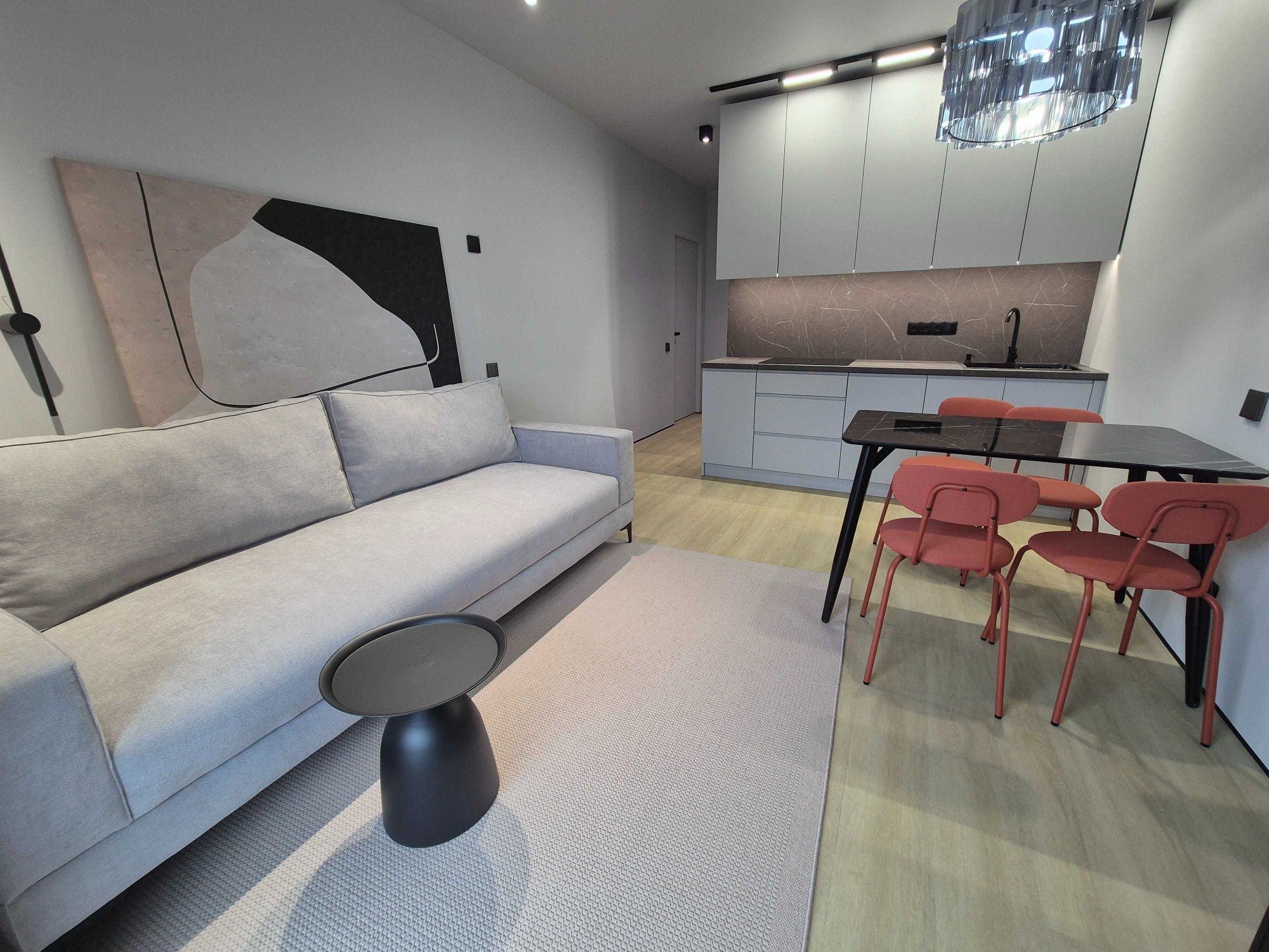 Простора та сучасна 1,5-кімнатна квартира в ЖК Family Plaza 48м2