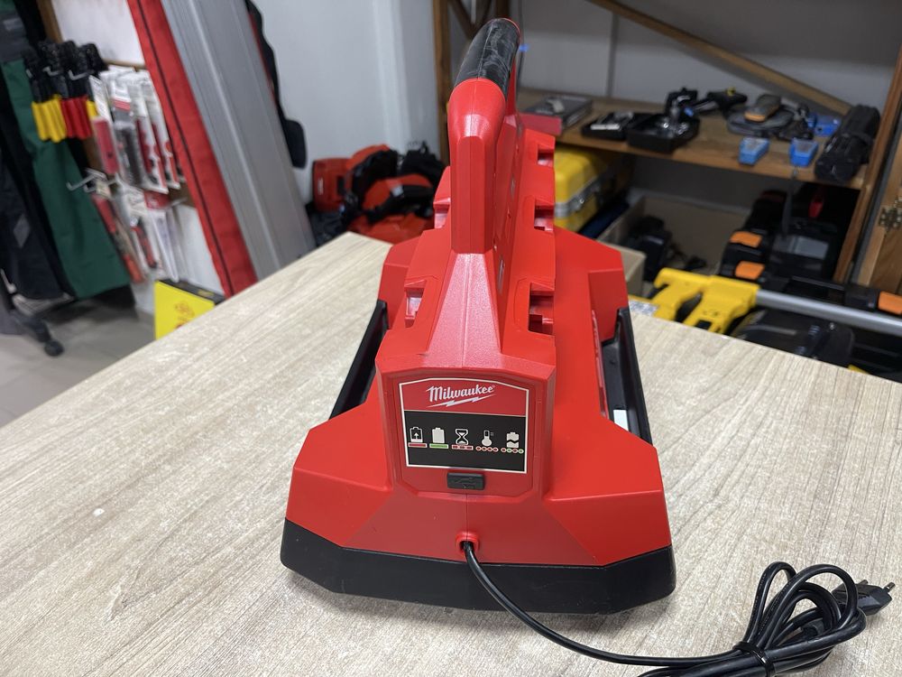 Milwaukee M18 PC6 Packout / зарядний пристрій Мілвокі на 6 портів
