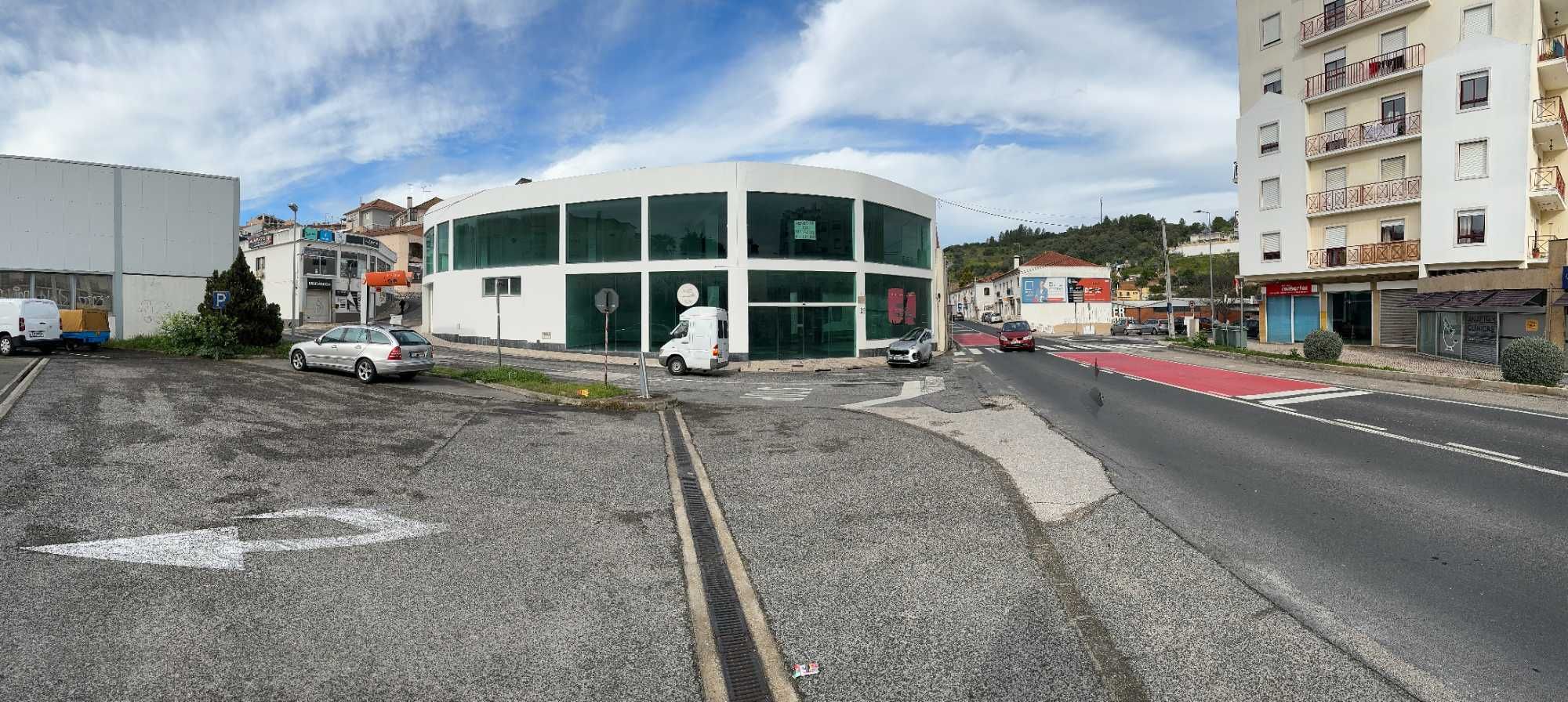 Loja de gaveto , centro  Alenquer, frente  parque da Romeira. Arrendo.