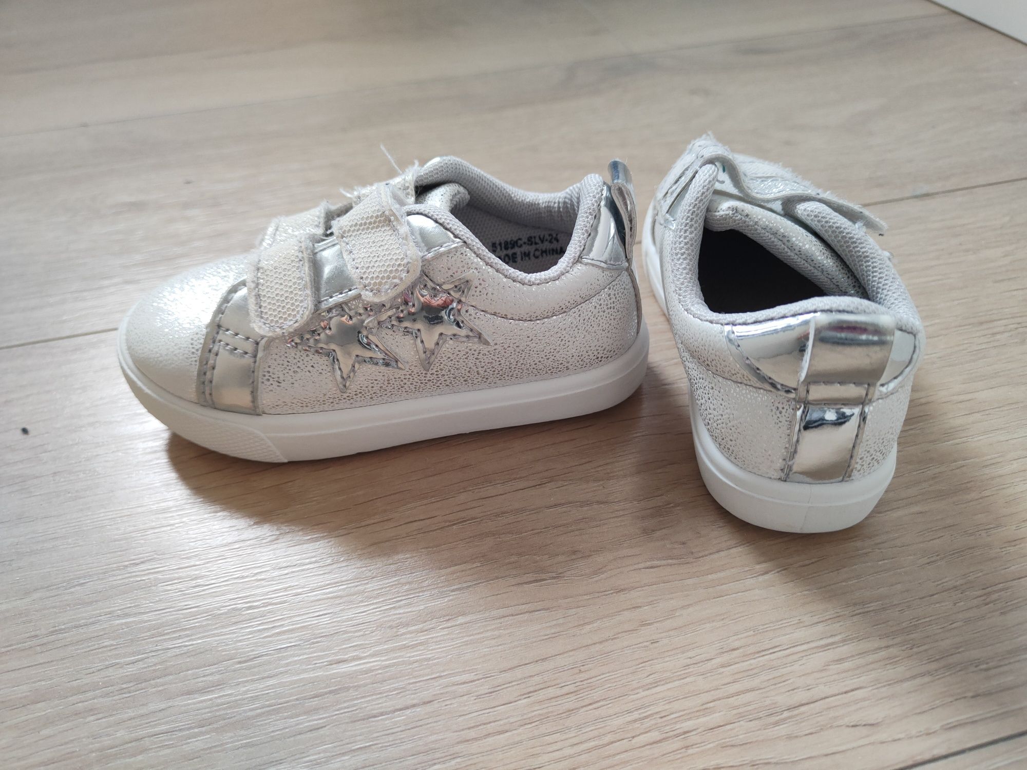 Srebrne sneakersy trampki 24