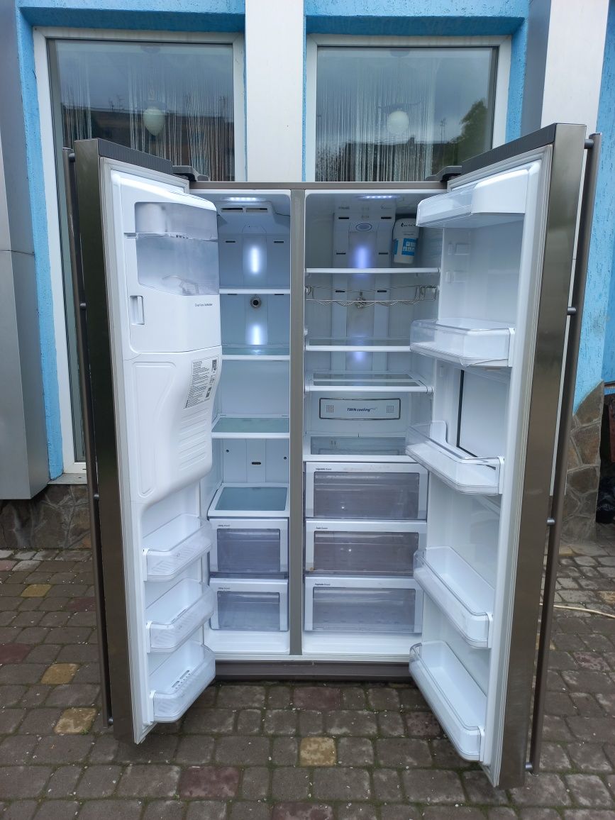 Холодильник Samsung Side by Side з льодогенератором