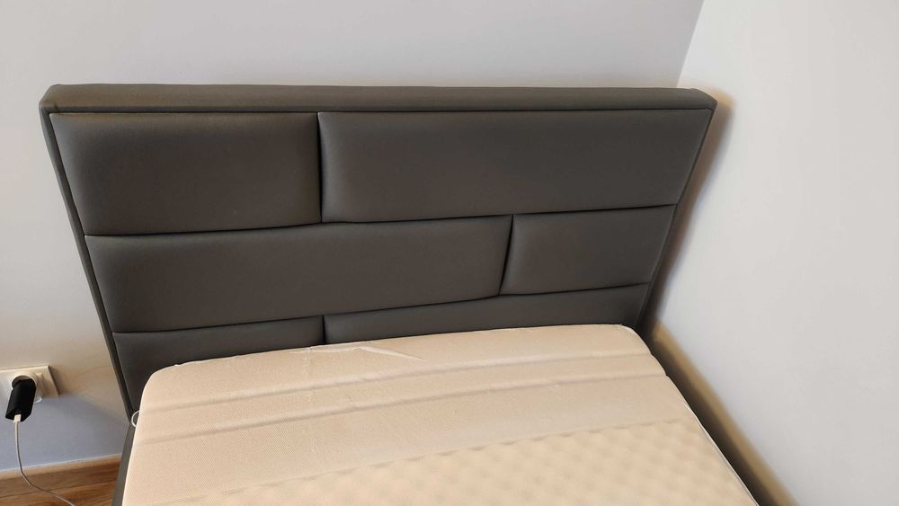 Łózko z wezgłwiem, skrzynią i materacem 200x90