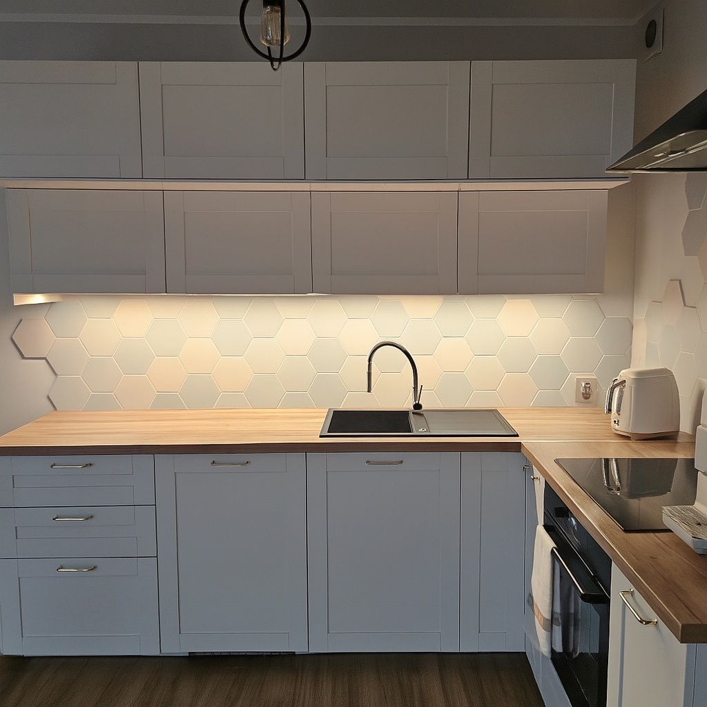 Kuchnia Ikea biała matowa z lodówką i okapem. Stan bardzo dobry