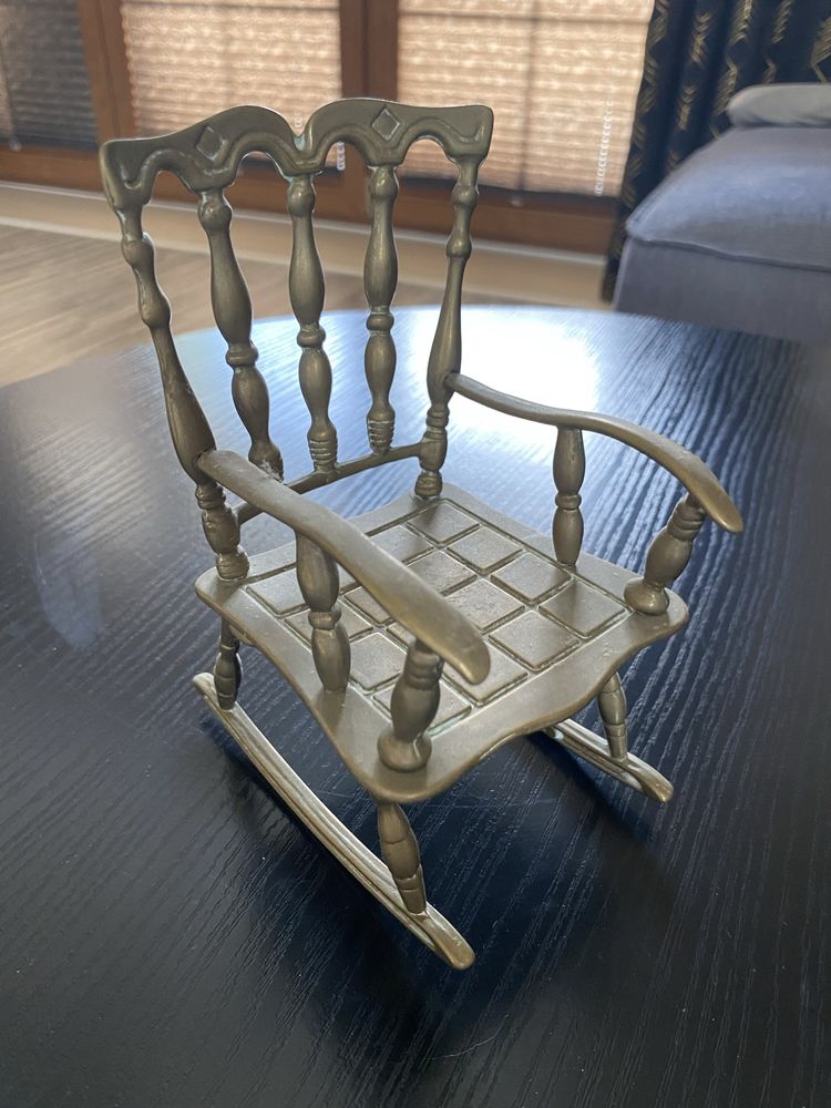 Krzeslo bujane z mosiadzu - figurka antyczna