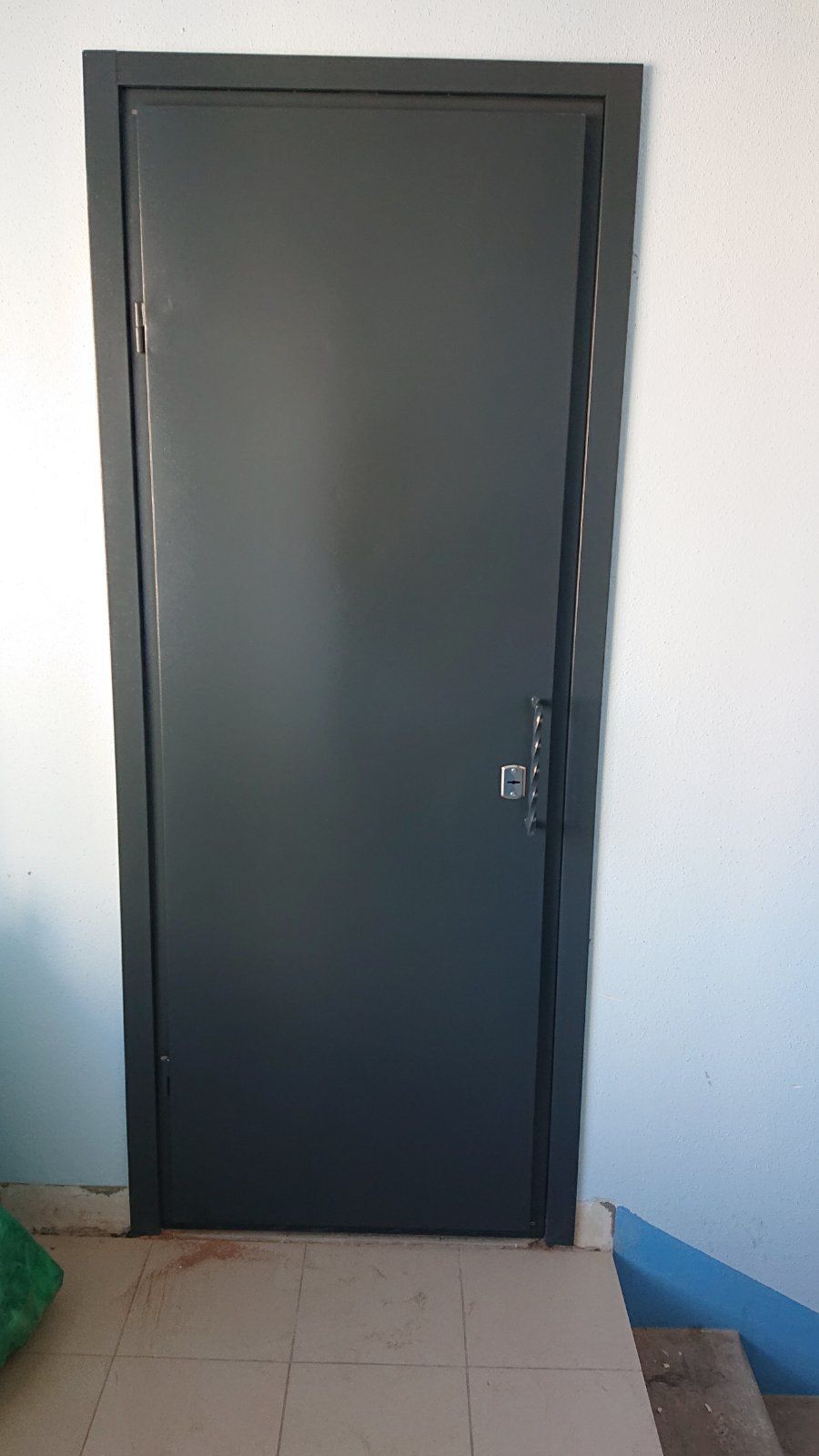 Недорогі металеві двері в тамбур кладову. Технічні двері. Бронедвері