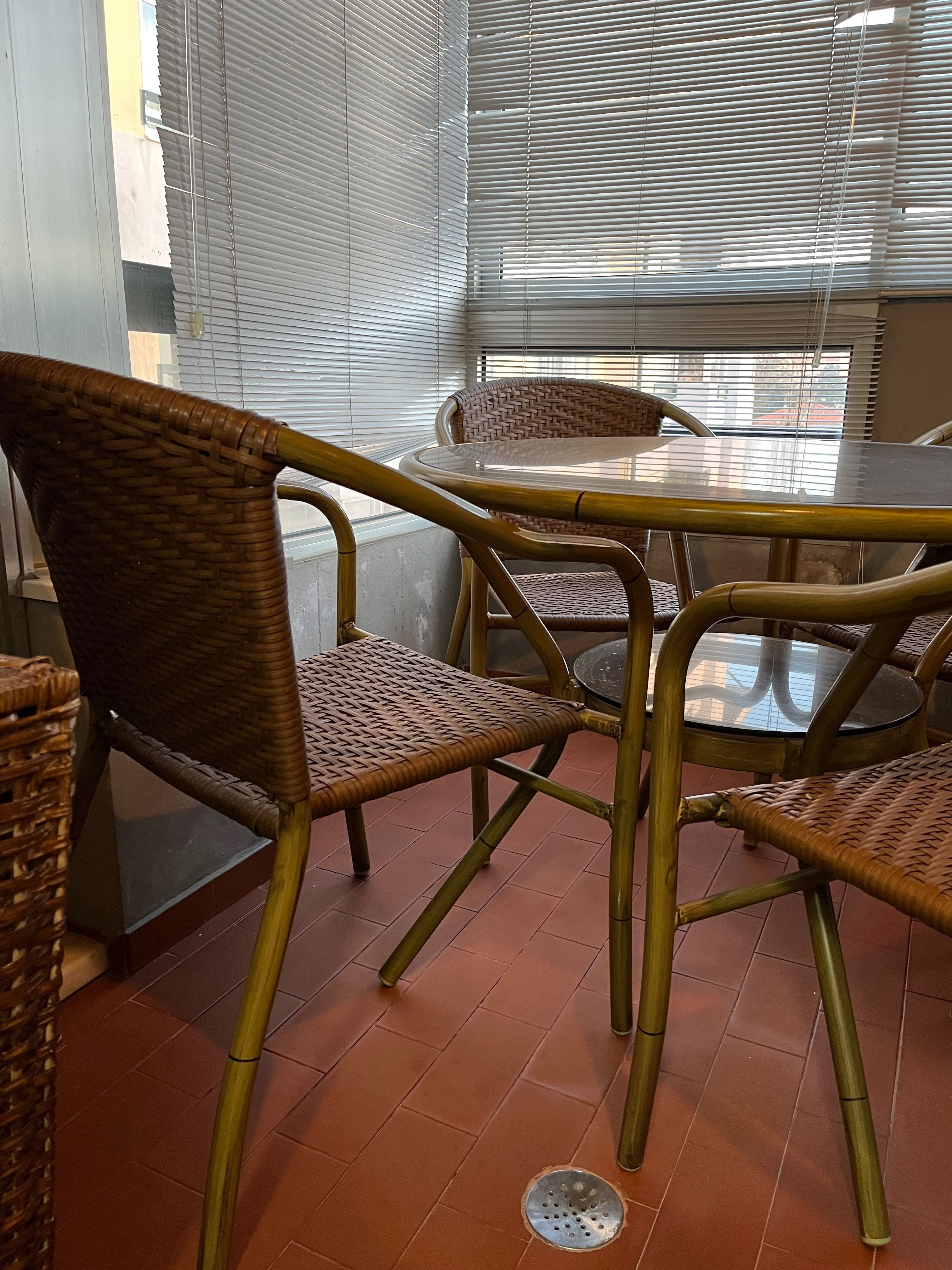 Mesa e 4 cadeiras em madeira de bambu, ideais para exterior