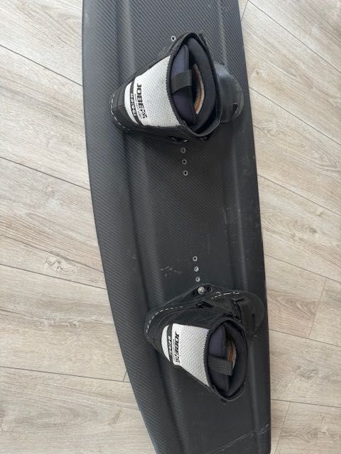 wakeboard 140 cm (wykonanie kewlar) plus wiązania i buty Jobe 44-47