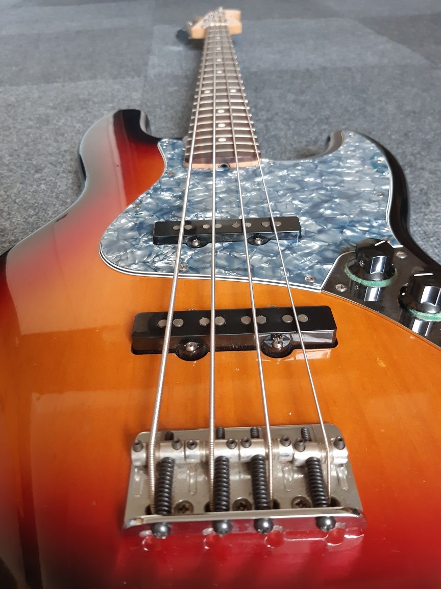 Fender Jazz Bass USA, 2003 rok, Corona California, stan BDB