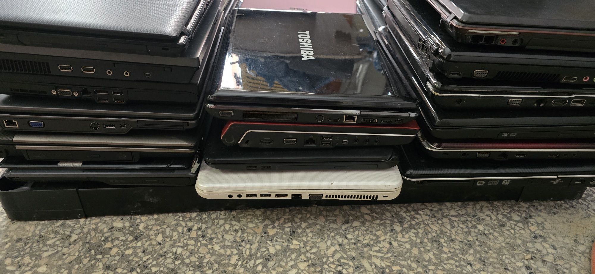 25szt laptopy 4szt netbooki