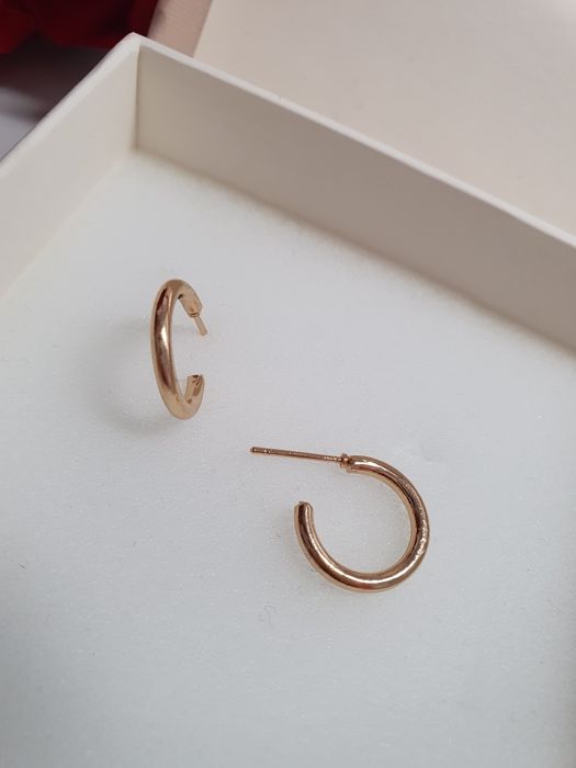 Delikatne złote kolczyki kółeczka wiszące