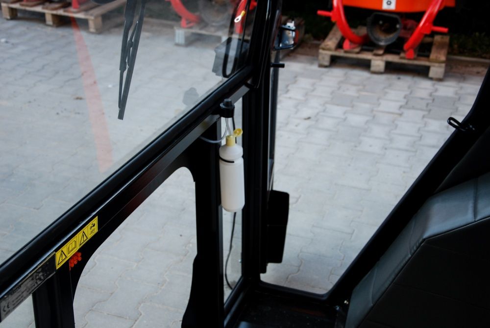 Kabina URSUS C-360 NAGLAK błotniki i dach z tworzywa + halogeny