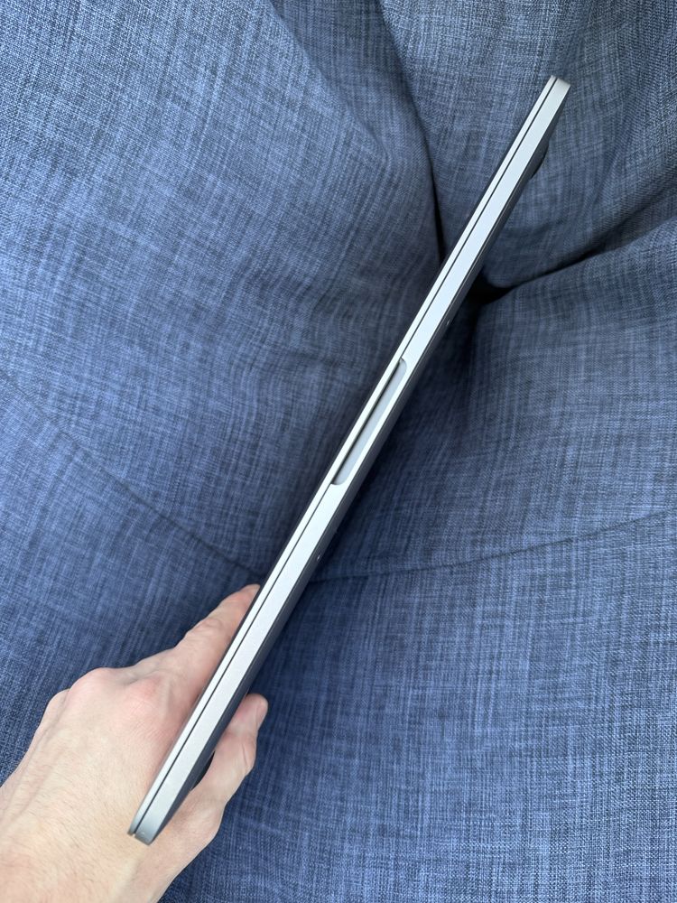 MacBook Pro 2019 13 i5 / 8GB /256 GB/ Touch Bar /92% АКБ