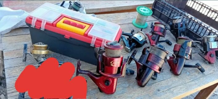 Carretos + caixa de pesca com chumbadas, fio de pesca, bóias, anzóis