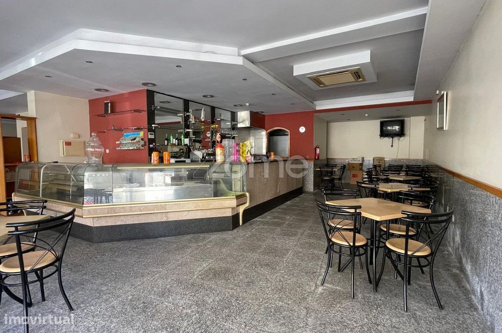 Loja com 190 m2, em Valadares, Vila Nova de Gaia.