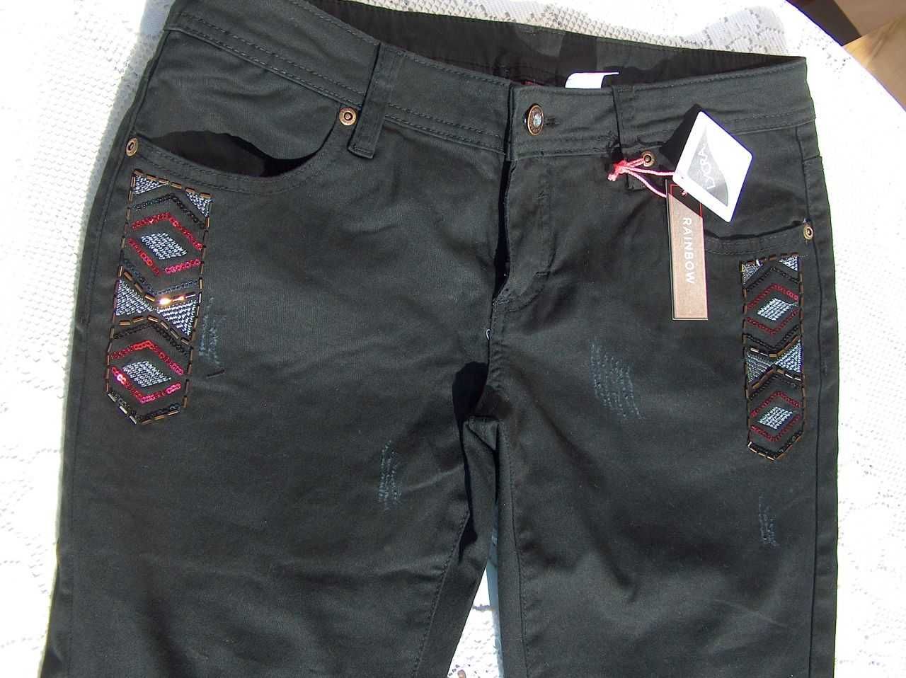 Czarne jeansy z haftem Bonprix