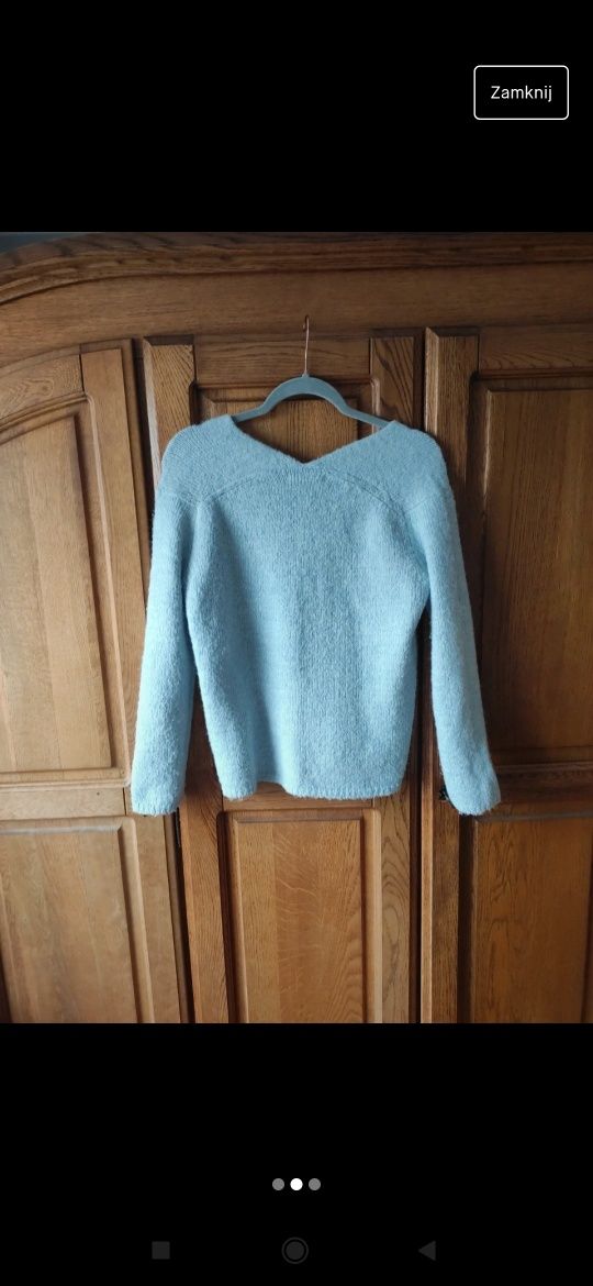 Błękitny sweter z ciekawym wycięciem