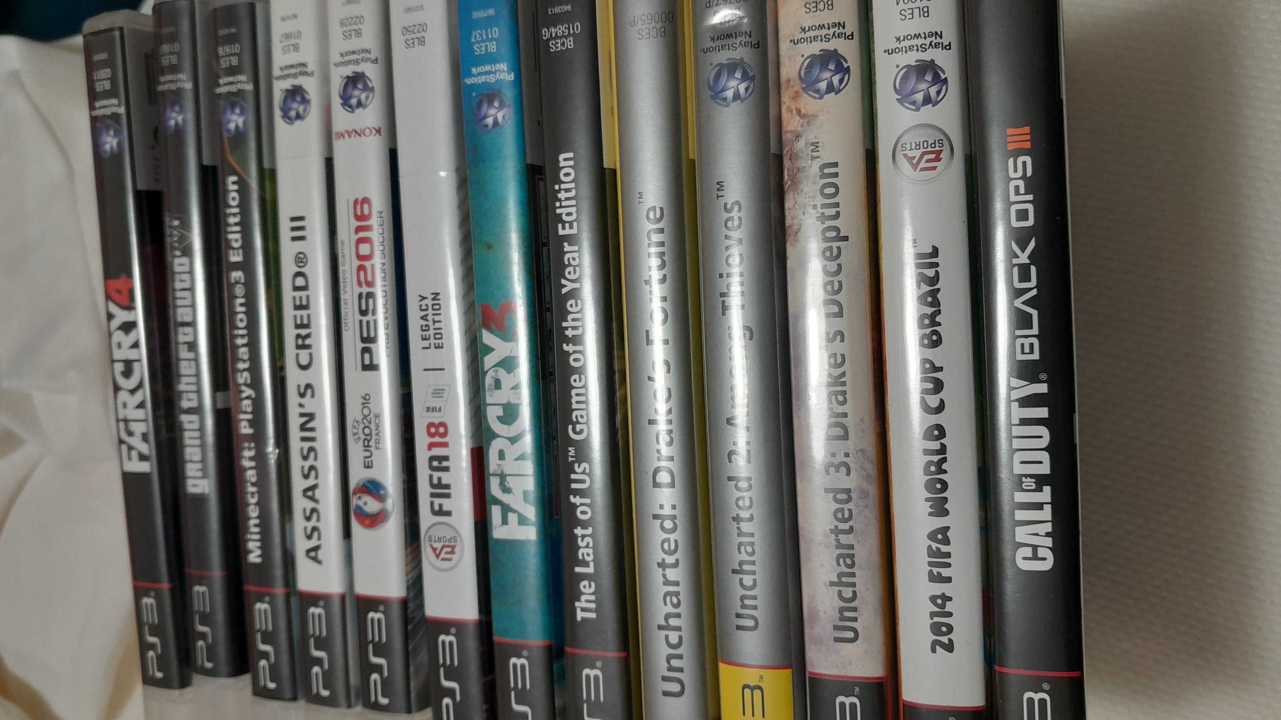 PS3 com comandos e jogos