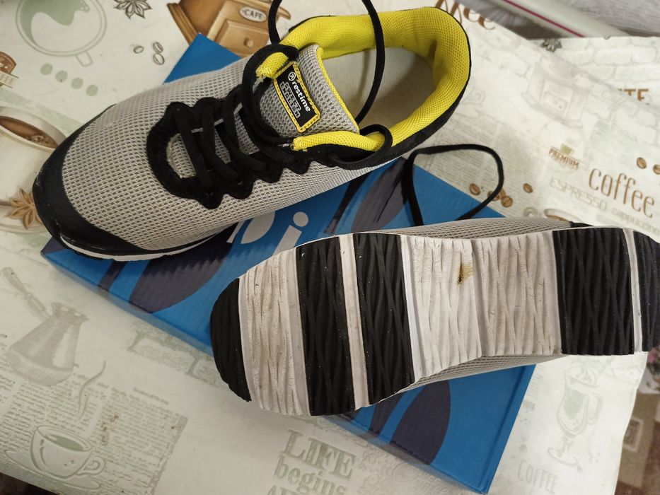 Кросівки у відмінному стані р. 36