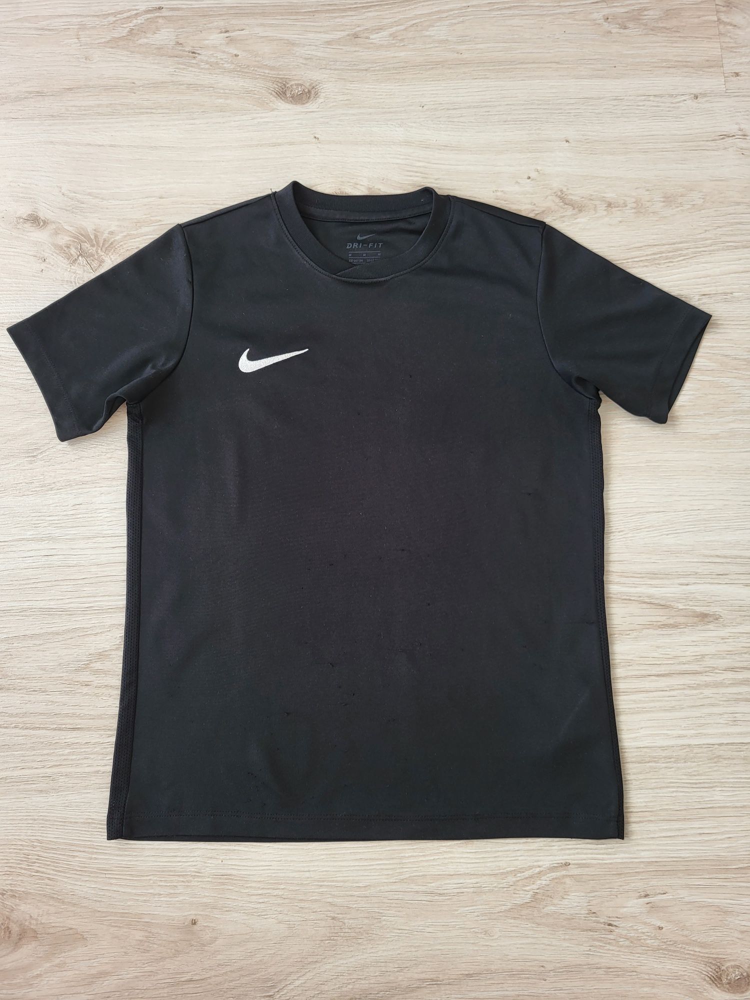 Chłopięca koszulka 134 Nike czarna z krótkim rękawem