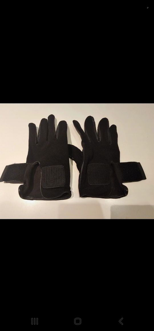 Skórzane (sheep leather) rękawiczki Calvin Klein zapinane na rzepy.