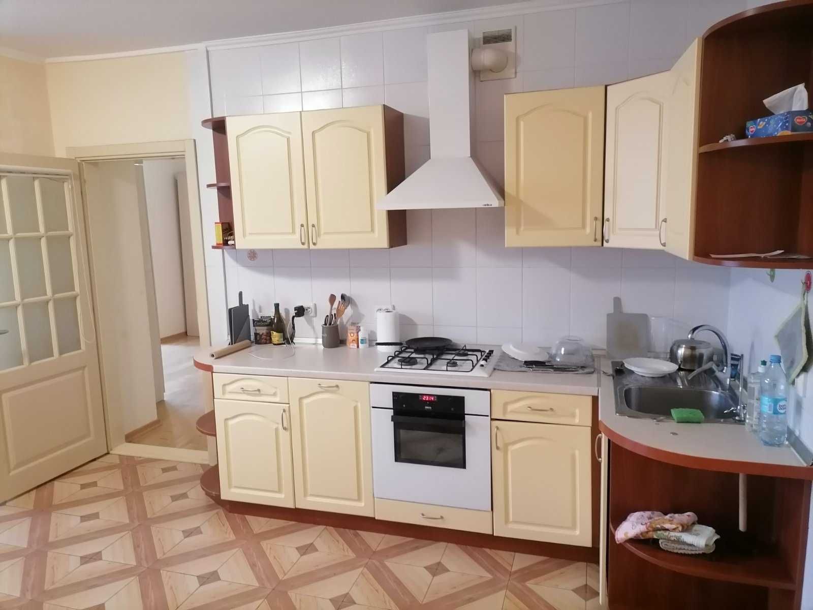 Оболонь, Г. Сталинграда 16д, 180 кв.м. 220000$.