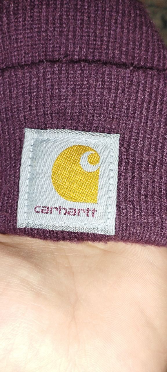 Шапка от Carhartt.