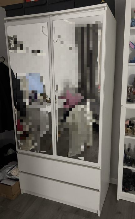 biała szafa dwudrzwiowa