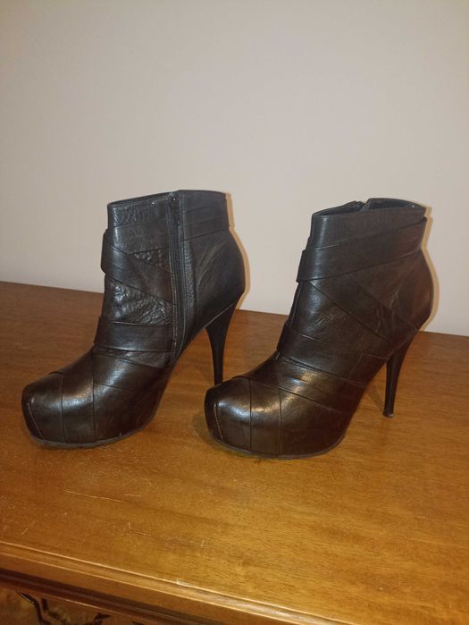 Damskie kozaki Gino Rossi rozmiar 38 na koturnie i szpilce Cena 80 zł