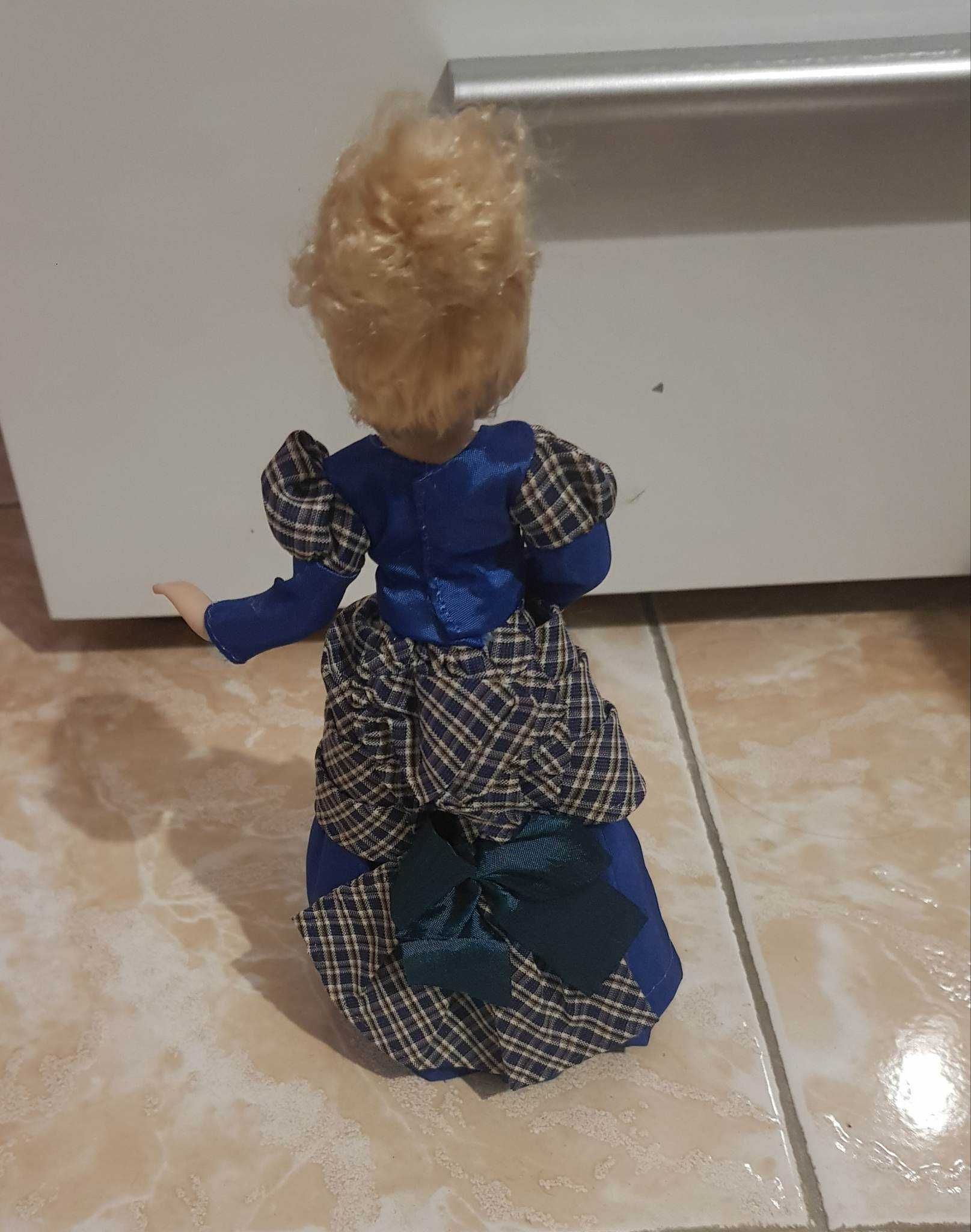 Dama de Época em porcelana Nora Helmer